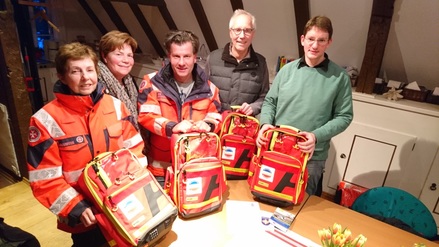 Erste Ausgabe landeseinheitlicher PSNV Einsatzrucksäcke an das Team der Notfallbegleitung in Greifswald am 06.03.2018 (Quelle: Landeszentralstelle PSNV M-V)